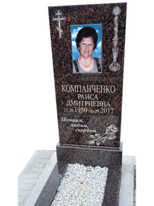 Памятник из коричневого гранита в Новороссийске