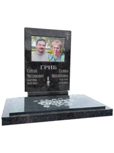 Памятник из коричневого гранита в Новороссийске