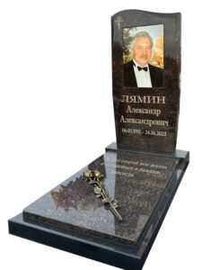 Памятник из коричневого гранита в Новороссийске