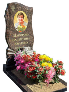 Памятник из коричневого гранита в Новороссийске