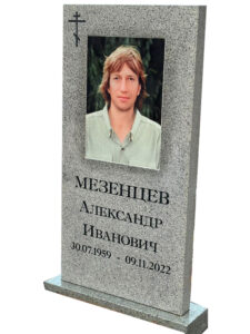 Памятник из серого гранита в Новороссийске