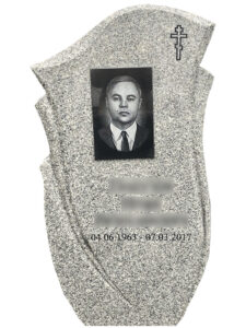 Памятник из серого гранита в Новороссийске