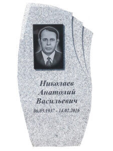 Памятник из серого гранита в Новороссийске