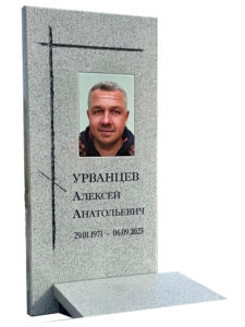 Памятник из серого гранита в Новороссийске