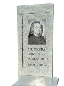 Памятник из серого гранита в Новороссийске